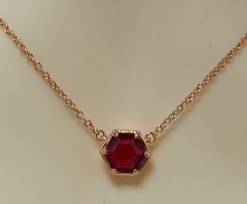 Collar Piedra Roja Hexagonal Oro Rosa