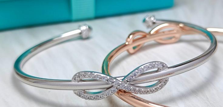 Brazalete Tiffany lazo infinito plateado circonias