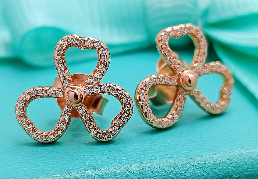 Aretes Tiffany trébol calado oro rosa circonias