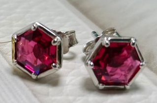 Aretes hexágono plata con piedra rosa fucsia