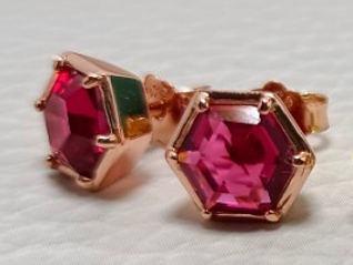 Aretes hexágono oro rosa con piedra fucsia