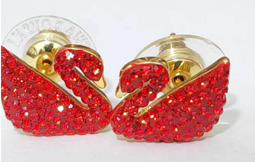 Aretes Swan Cisne Cristales Rojos de Botón Dorado
