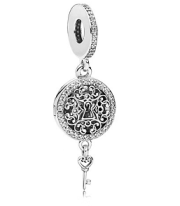 Charm colgante medallón filigrana y llave circonias