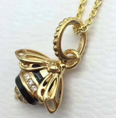 Charm colgante abeja esmalte negro baño dorado