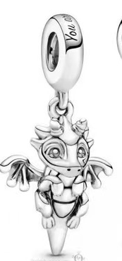 Charm colgante dragón bebé alado con anilla grabada parcial