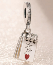 Charm colgante sobre Love Notes con corazón rojo
