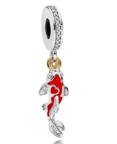 Charm colgante pez koi esmalte rojo corazones