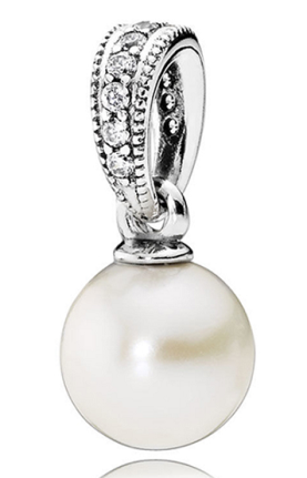 Charm colgante perla blanca bisel pavé