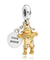 Charm colgante espantapájaros dorado con placa Love Guard Pandora