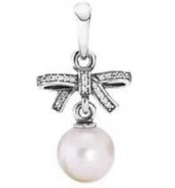 Charm colgante lazo pavé con perla blanca Pandora