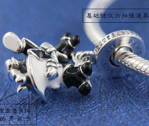 Charm colgante murciélago esmalte negro y blanco