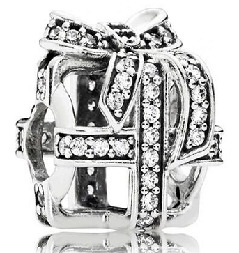 Charm caja de regalo calada con lazo pavé Pandora