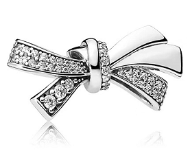 Charm Pandora lazo pavé y liso