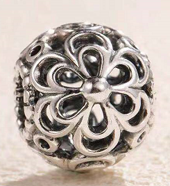 Charm bola calada de flores Pandora