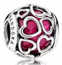 Charm calado corazones rojos