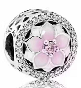Charm flor magnolia esmalte rosa