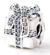Charm caja de regalo pavé circonias blancas