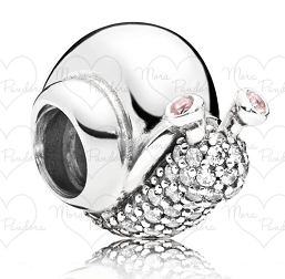 Charm caracol Pandora pavé ojos rosa