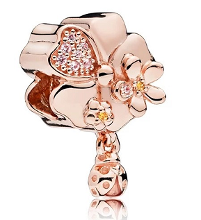 Charm racimo flores y mariquita baño oro rosa