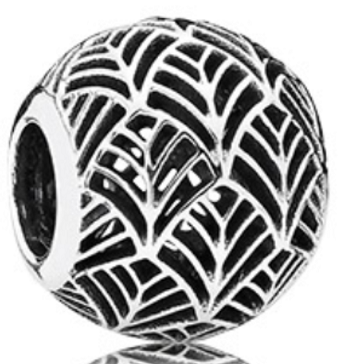 Charm bola calada plumas plata envejecida