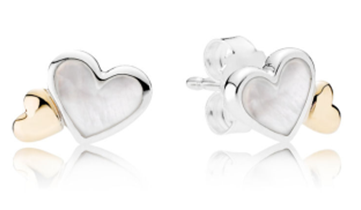 Aretes Pandora Doble Corazón Nácar y Dorado