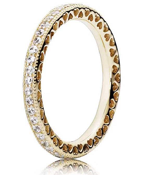 Anillo Pandora banda corazones pavé dorado