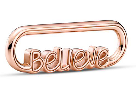 Charm colgante aro oro rosa con palabra Believe Pandora
